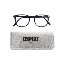 Load image into Gallery viewer, Izipizi Reading Glasses E in Black with Grey Felt Carrying Pouch
